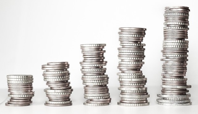 Bild mit drei Münzenstapel Geld.