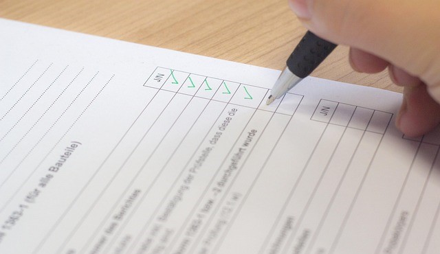 Bild mit einer Checkliste die abgehakt wird.