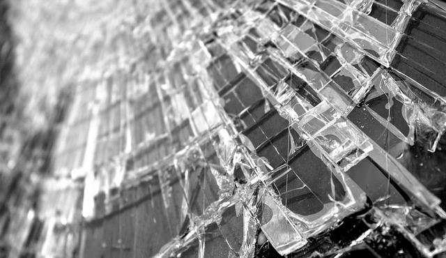 Bild mit zerbrochenem Sicherheitsglas als Ausschnitt aus einem PV-Modul.