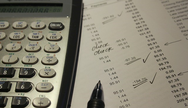 Bild mit Taschenrechner und einem Zettel zur Summenaufzählung.